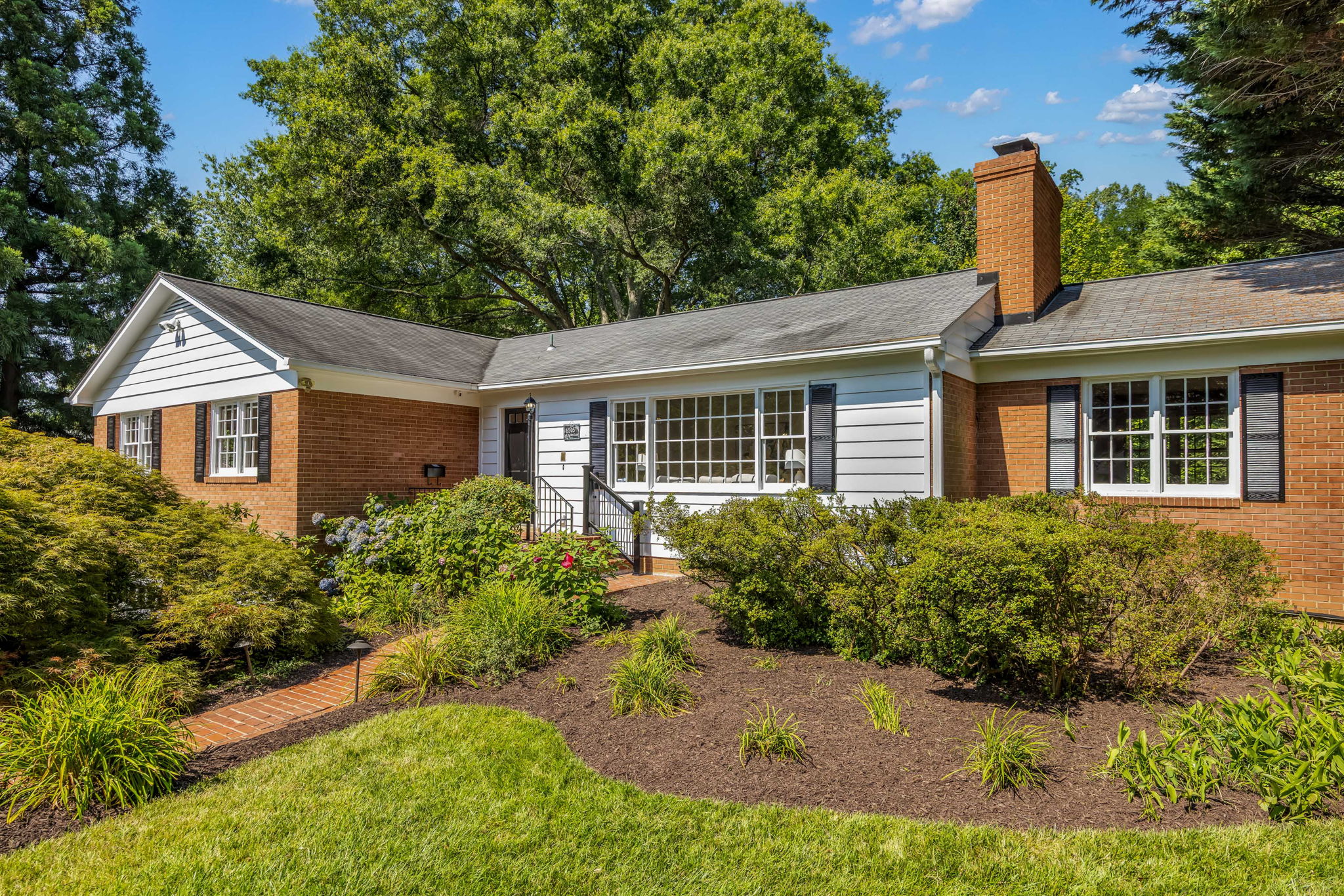 WALTERS WOODS | Spacious 5BR/3BA Brick Rambler