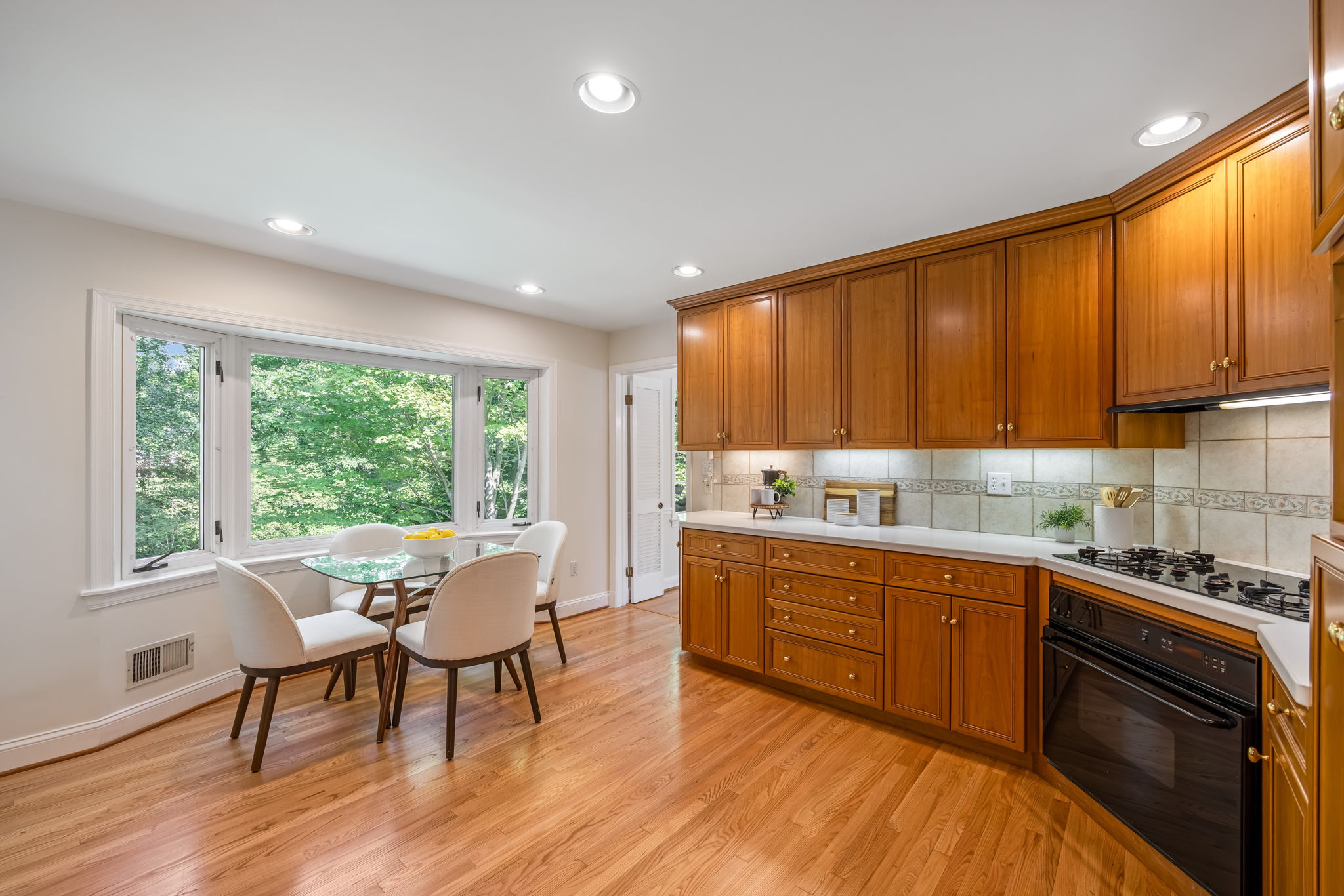 Sunny, open Kitchen with eat-in area