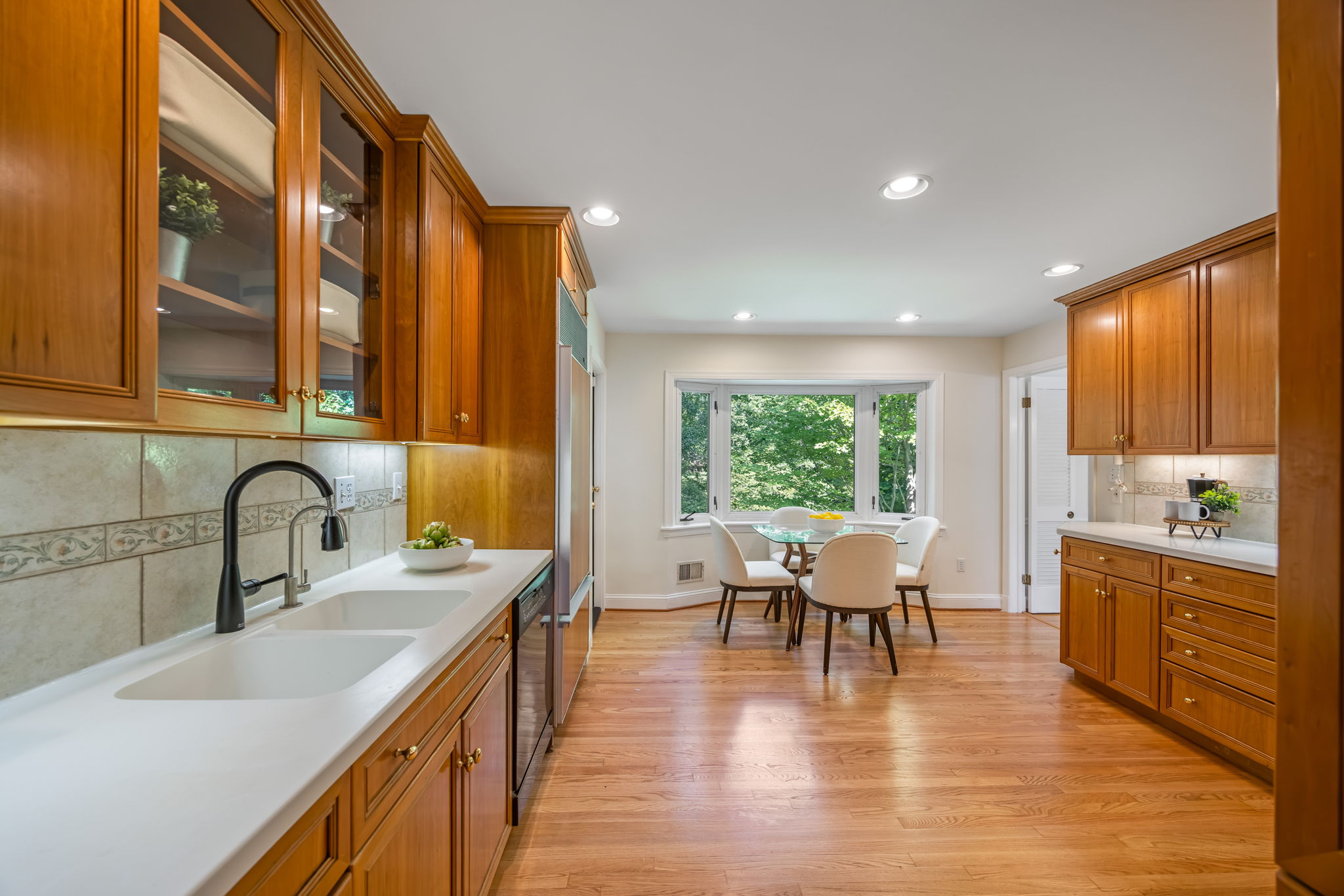 Sunny, open Kitchen with eat-in area