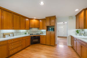 Sunny, open Kitchen with eat-in area