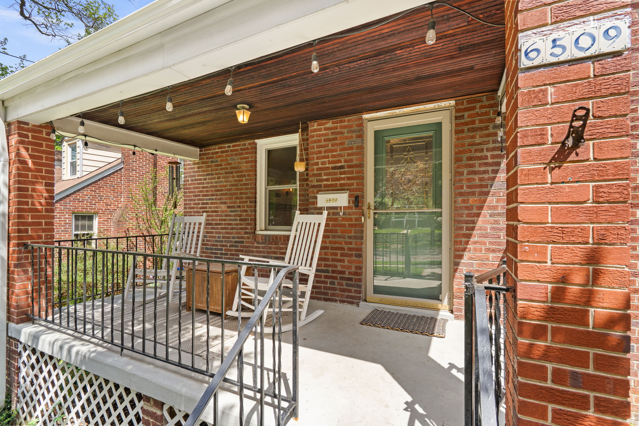 Front Porch/Entrance