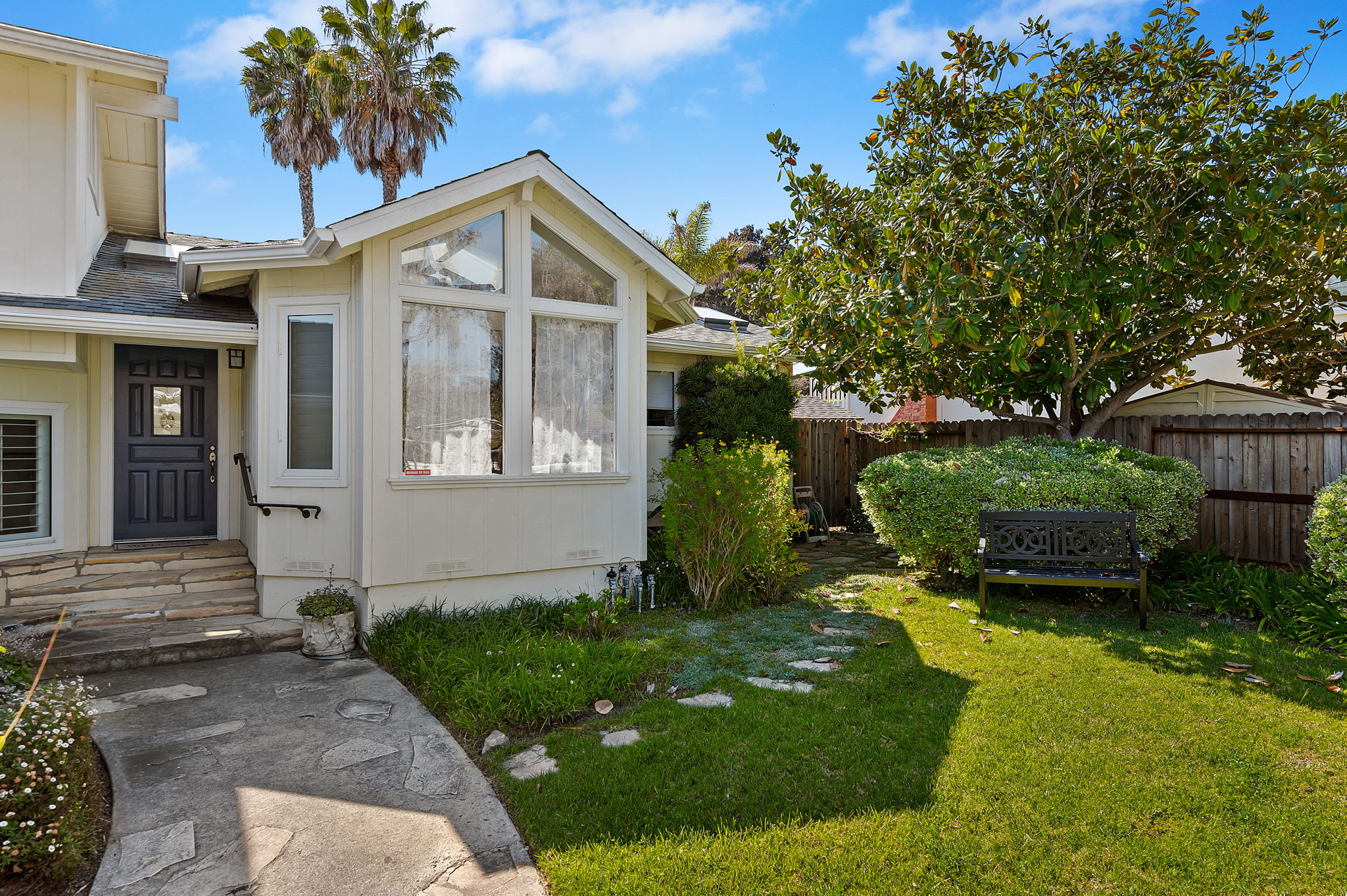 05 - Front Yard