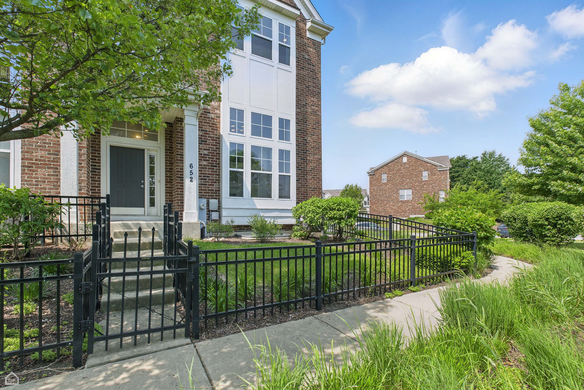 652 Grosvenor Ln_001