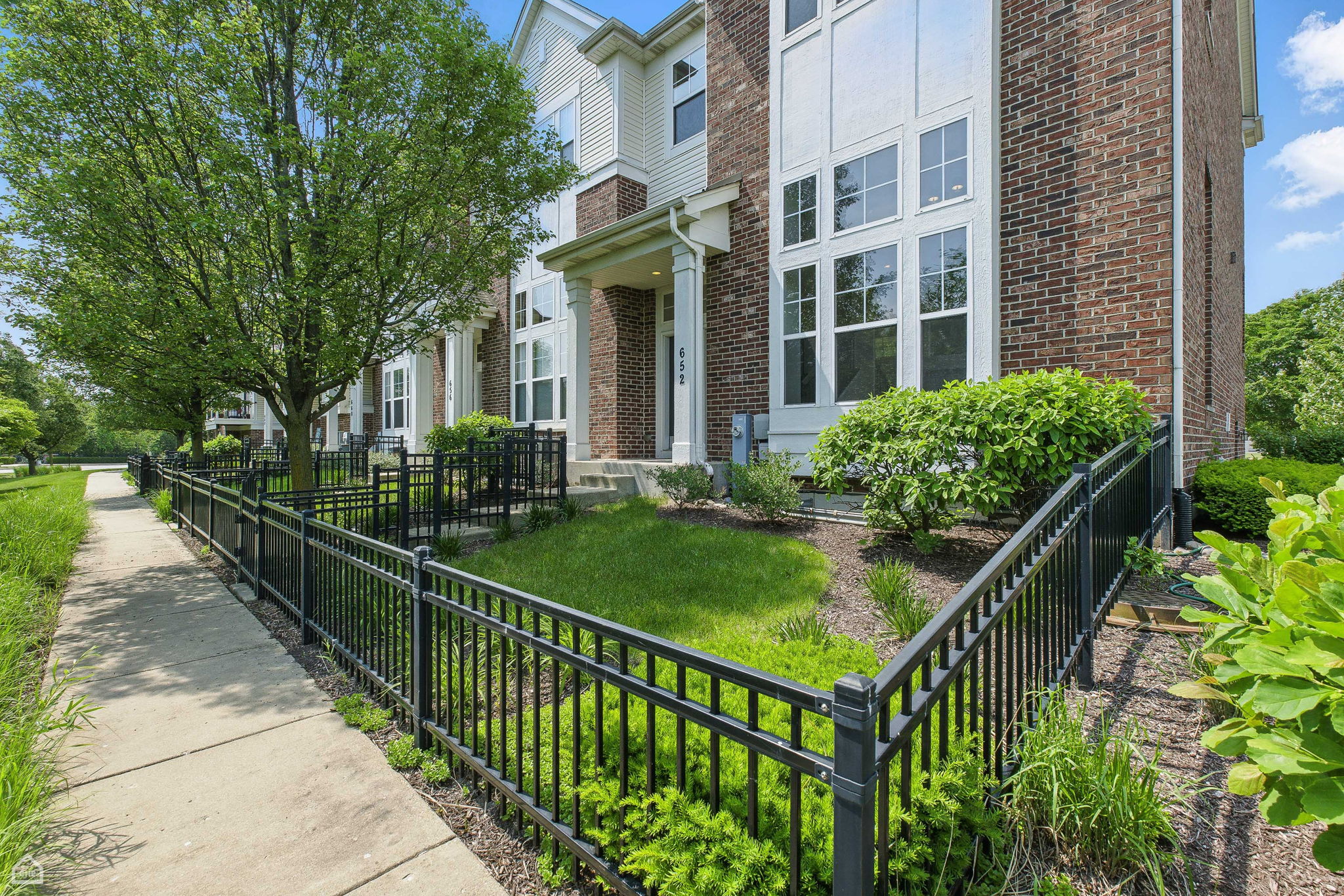 652 Grosvenor Ln_002