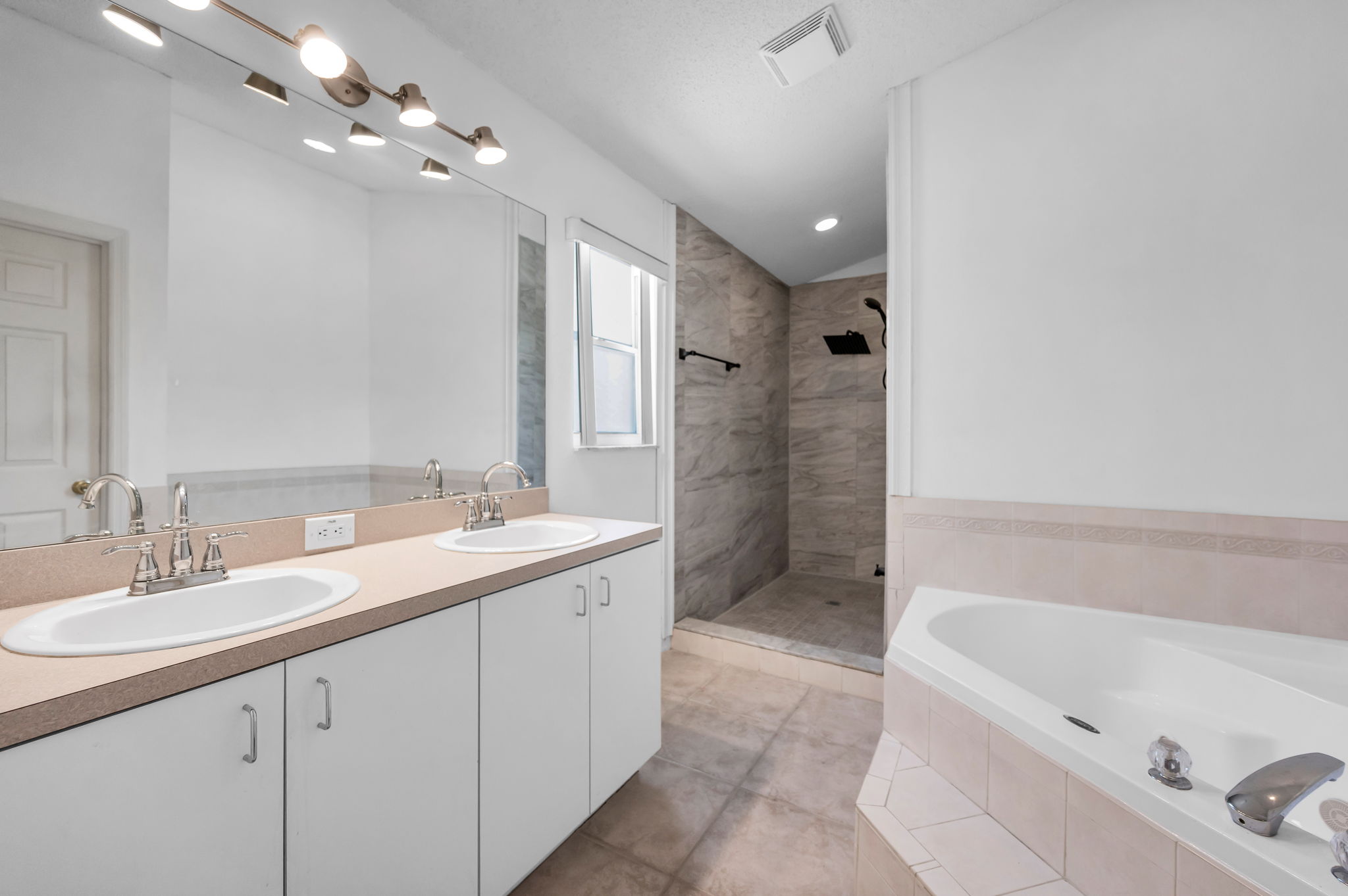 Master Bathroom1a