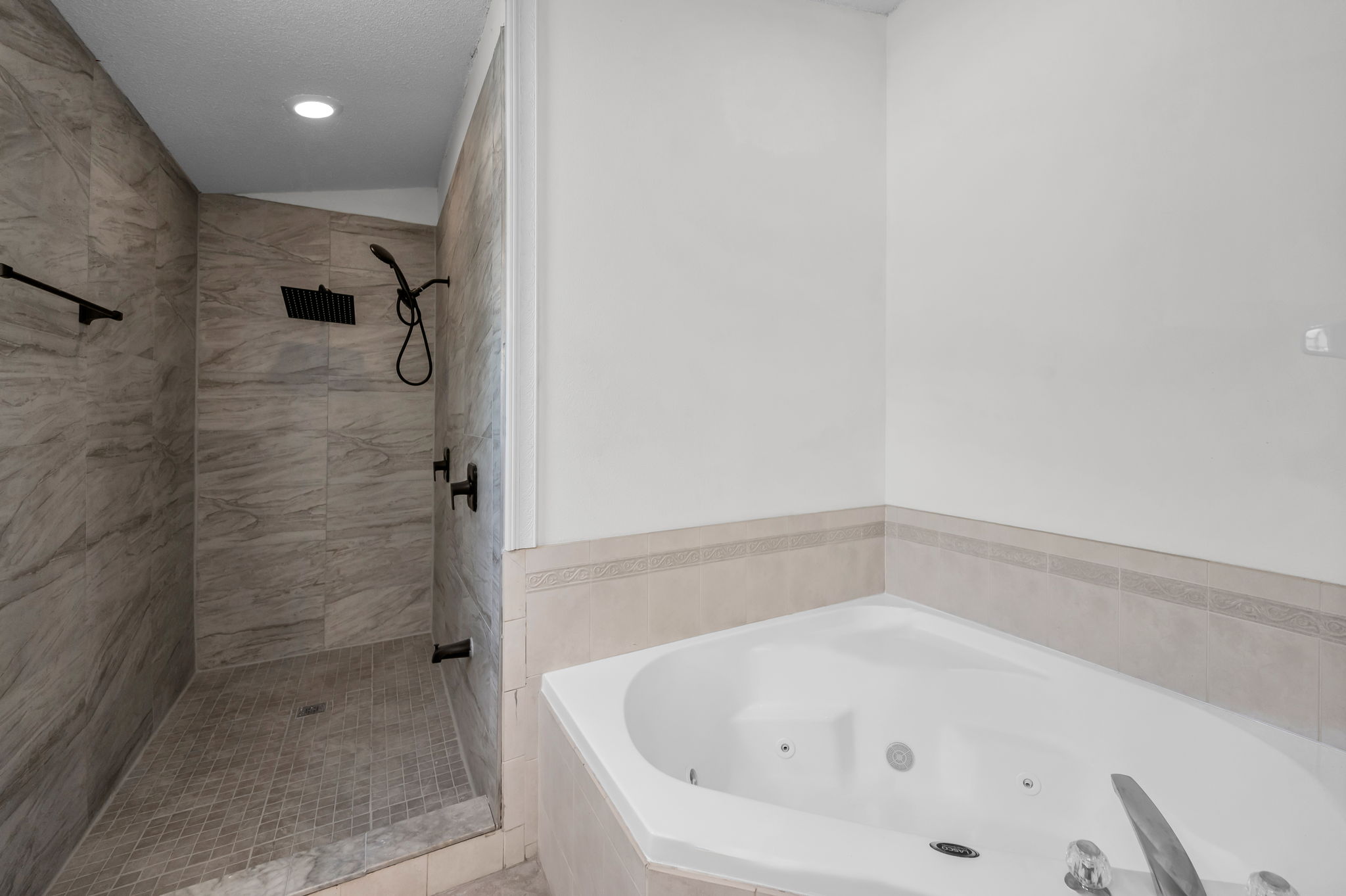 Master Bathroom1c