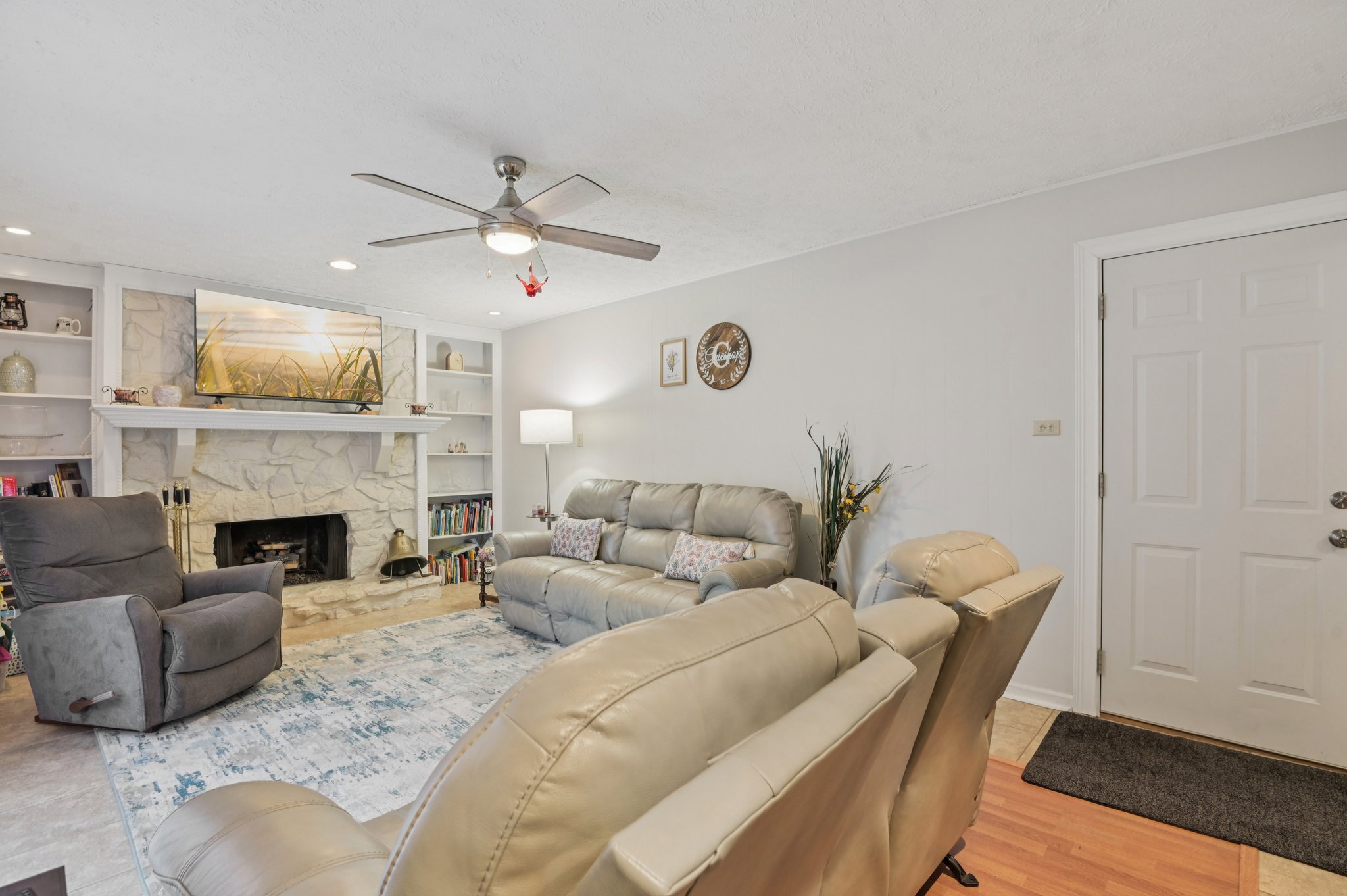 Buttonwood Dr-S0110-015.jpg