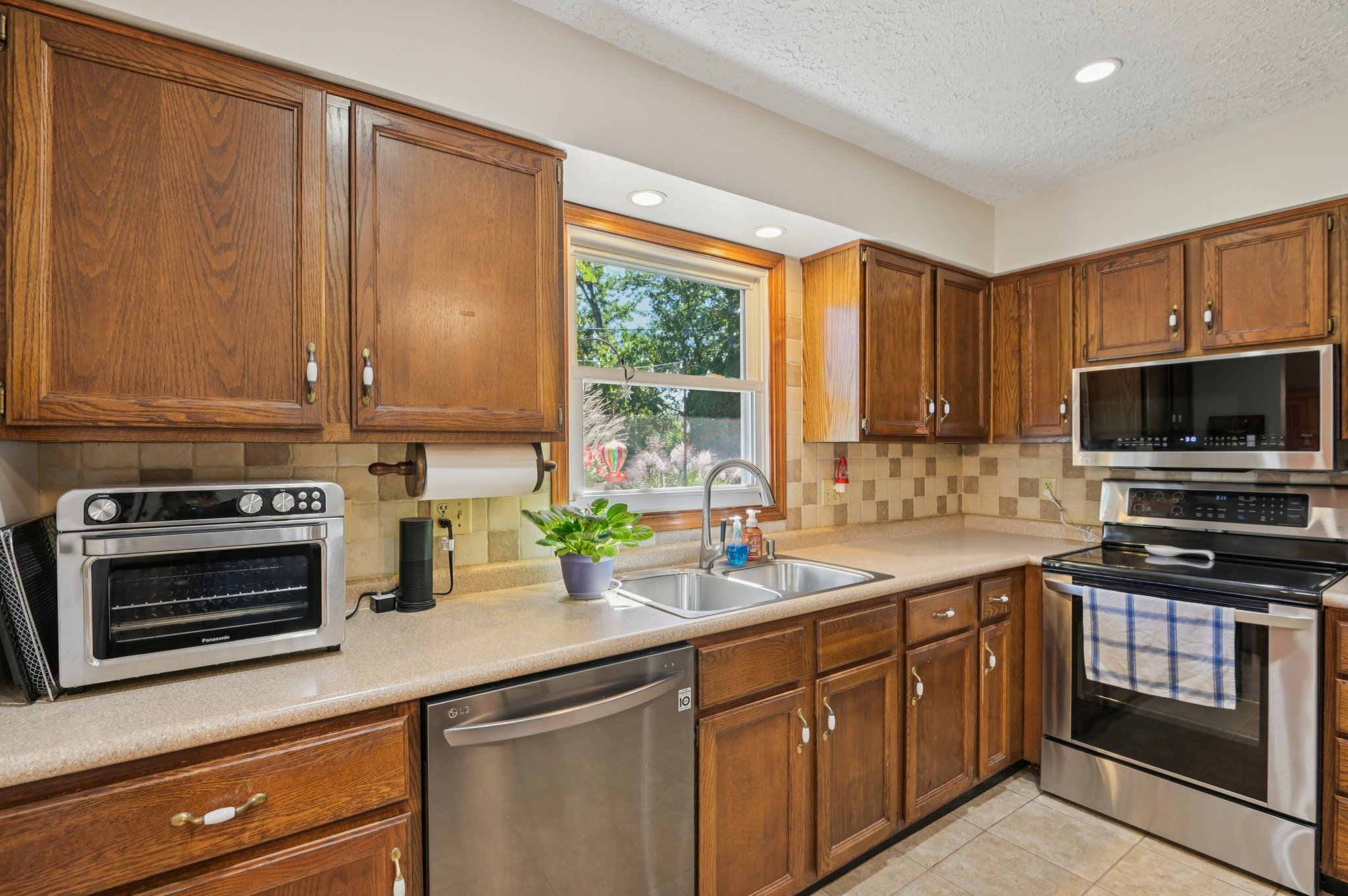 Buttonwood Dr-S0110-021.jpg