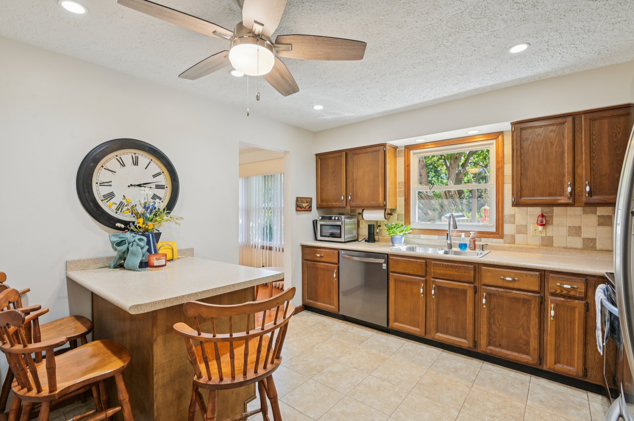 Buttonwood Dr-S0110-024.jpg
