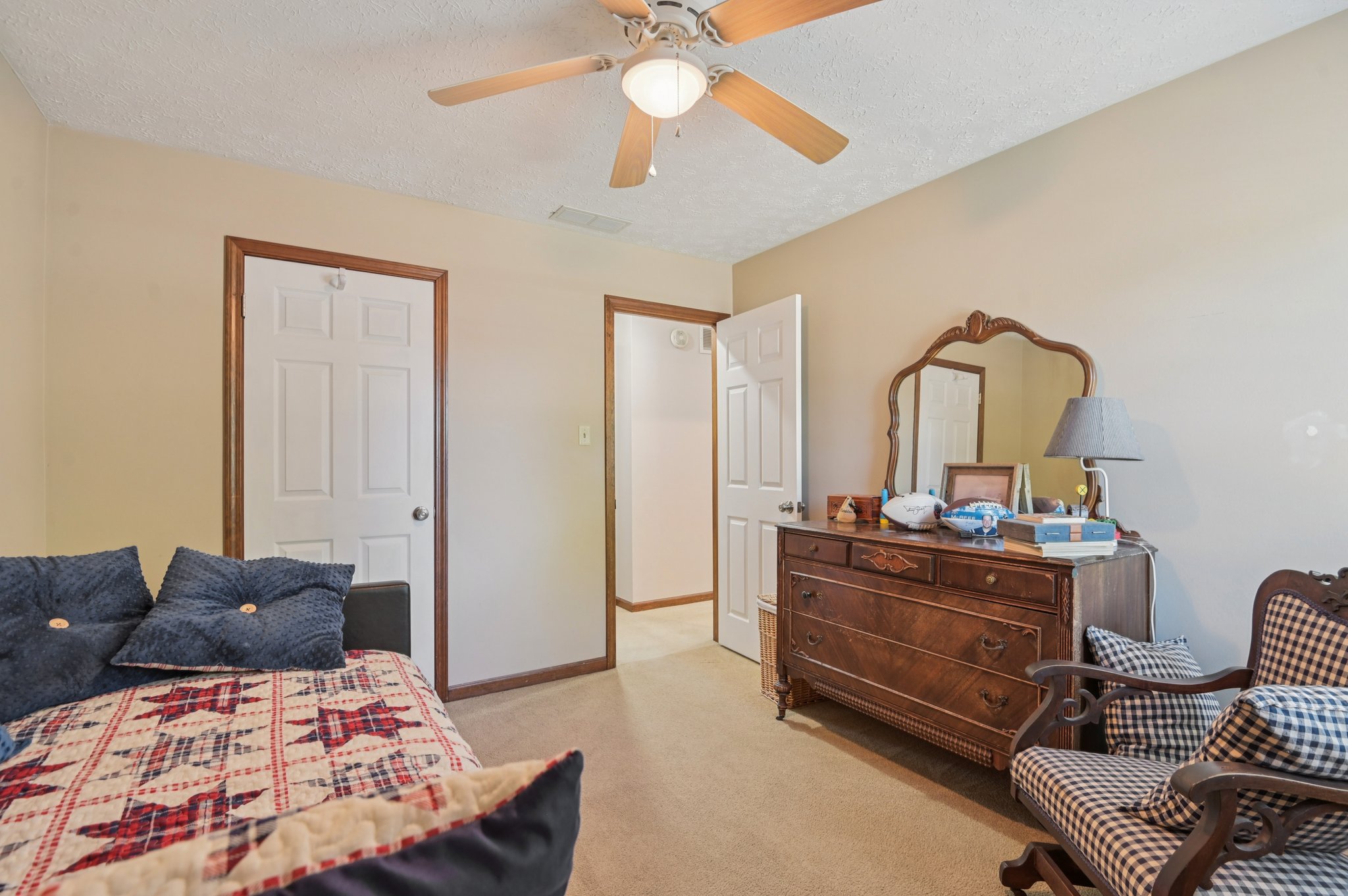 Buttonwood Dr-S0110-044.jpg