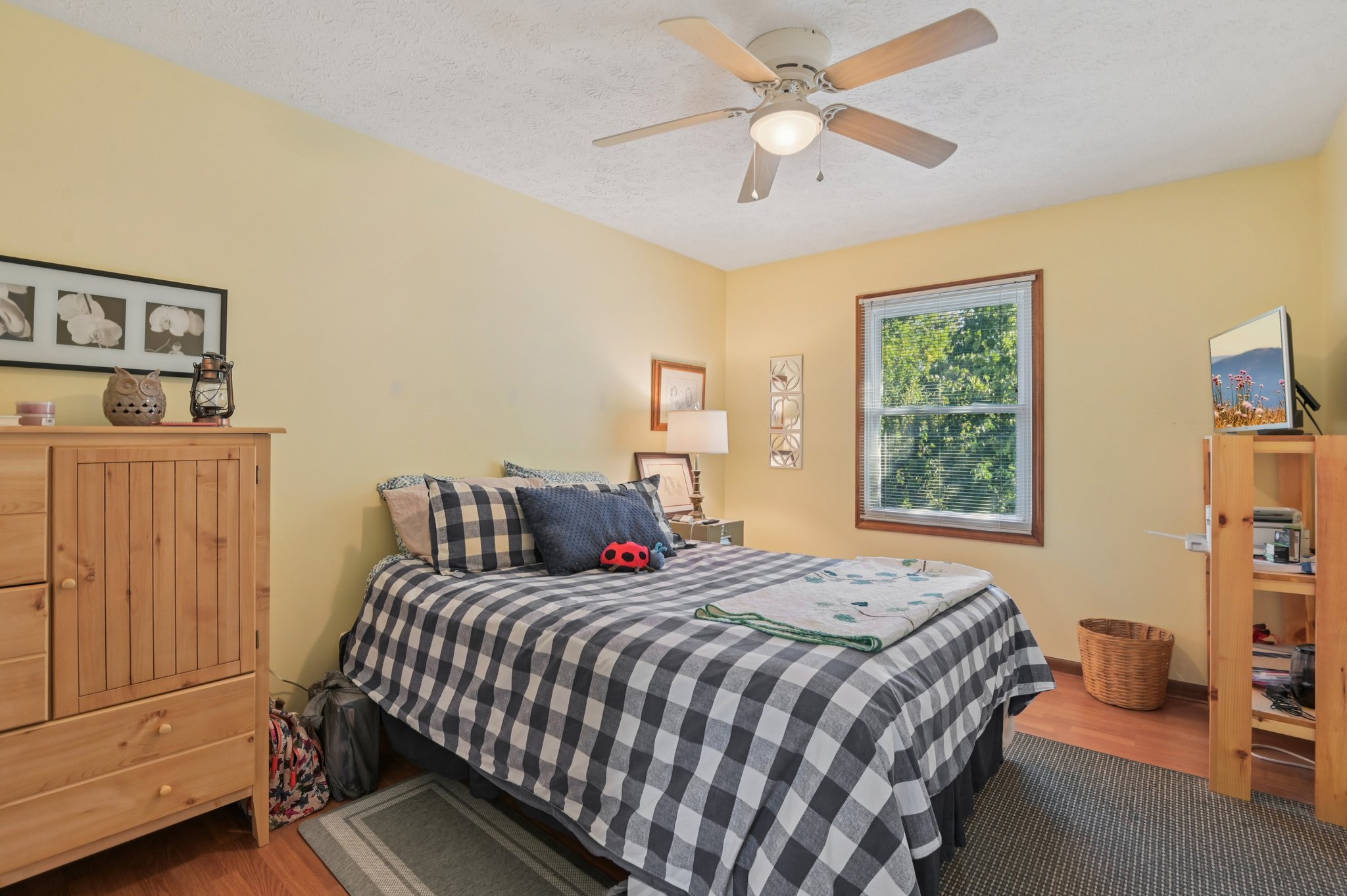 Buttonwood Dr-S0110-045.jpg