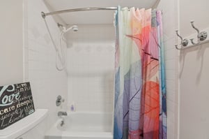 Buttonwood Dr-S0110-041.jpg