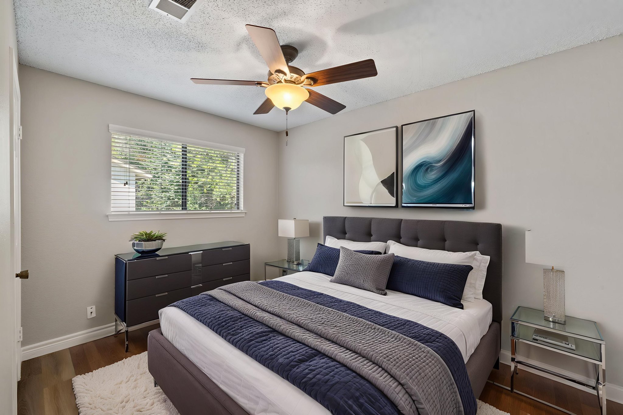 0M6A5582 virtually staged.jpeg