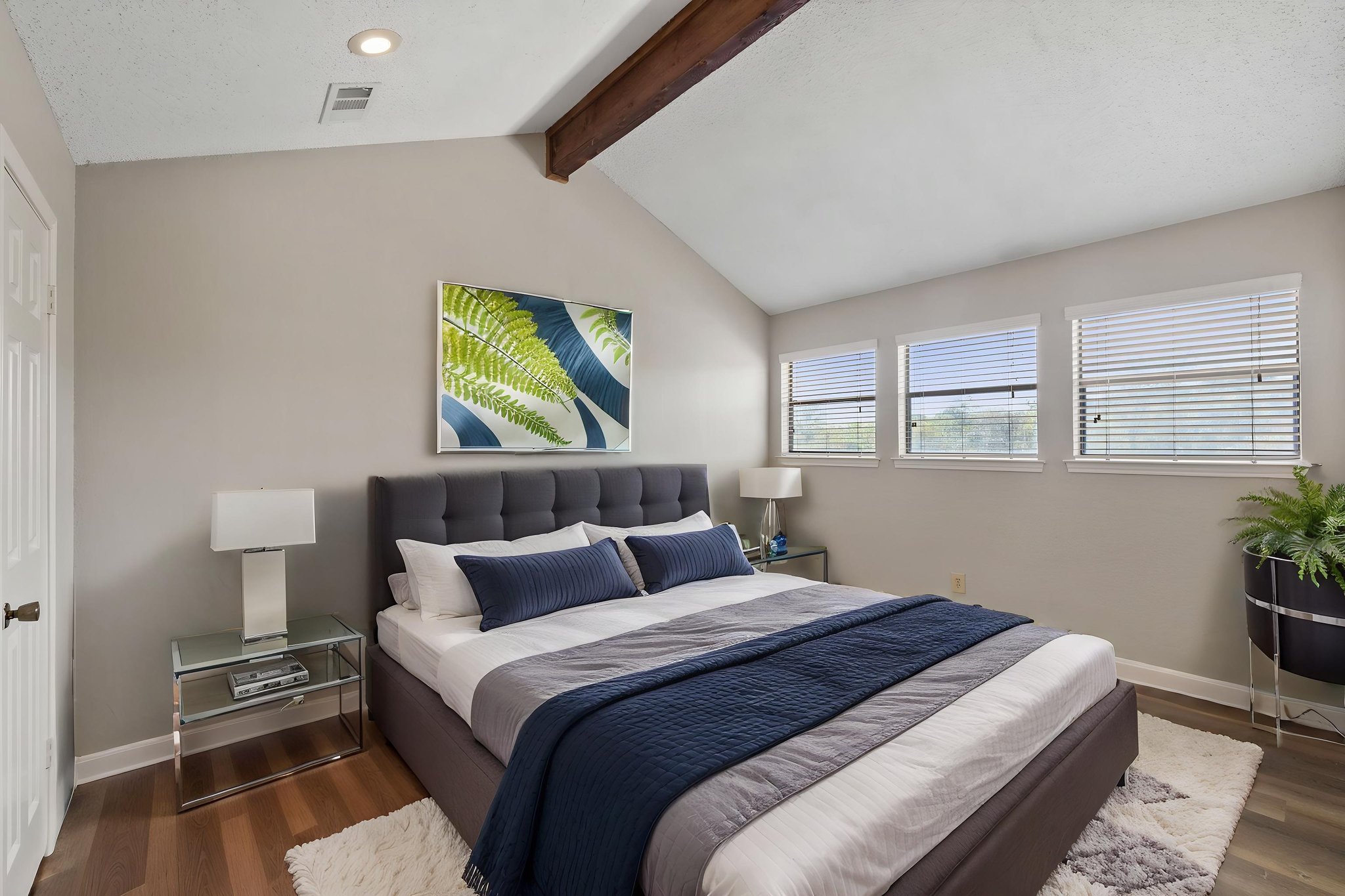 0M6A5612 virtually staged.jpeg