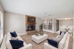 0M6A5477 virtually staged.jpeg