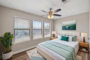 0M6A5596 virtually staged.jpeg