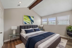 0M6A5612 virtually staged.jpeg