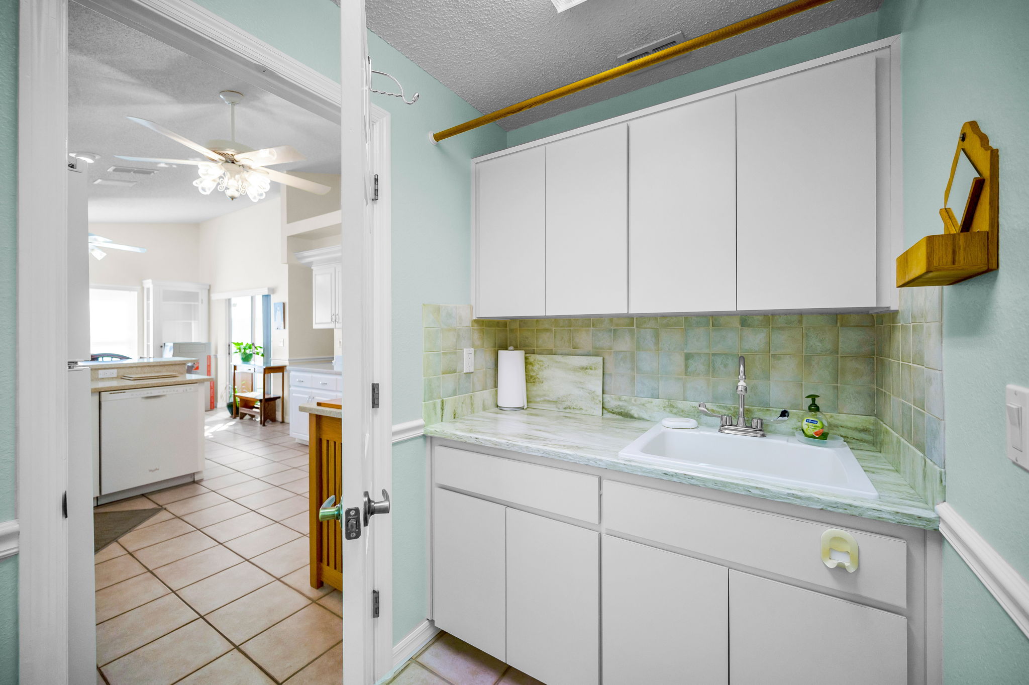 Laundry Room1b