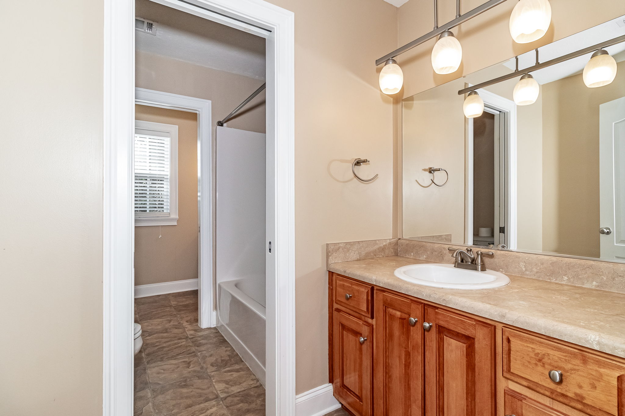 Full Bath (Jack & Jill)