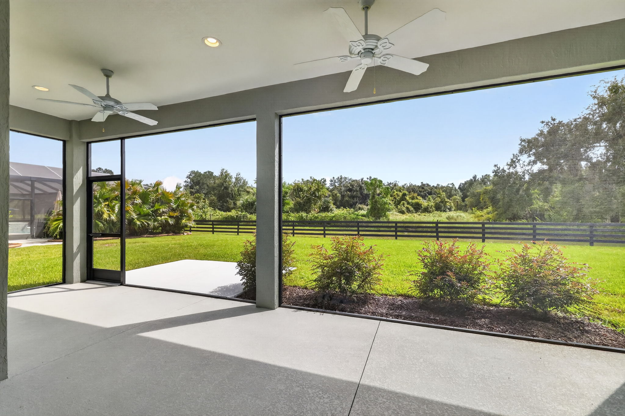 SPACIOUS Lanai with PRIVATE PRESERVE VIEWS