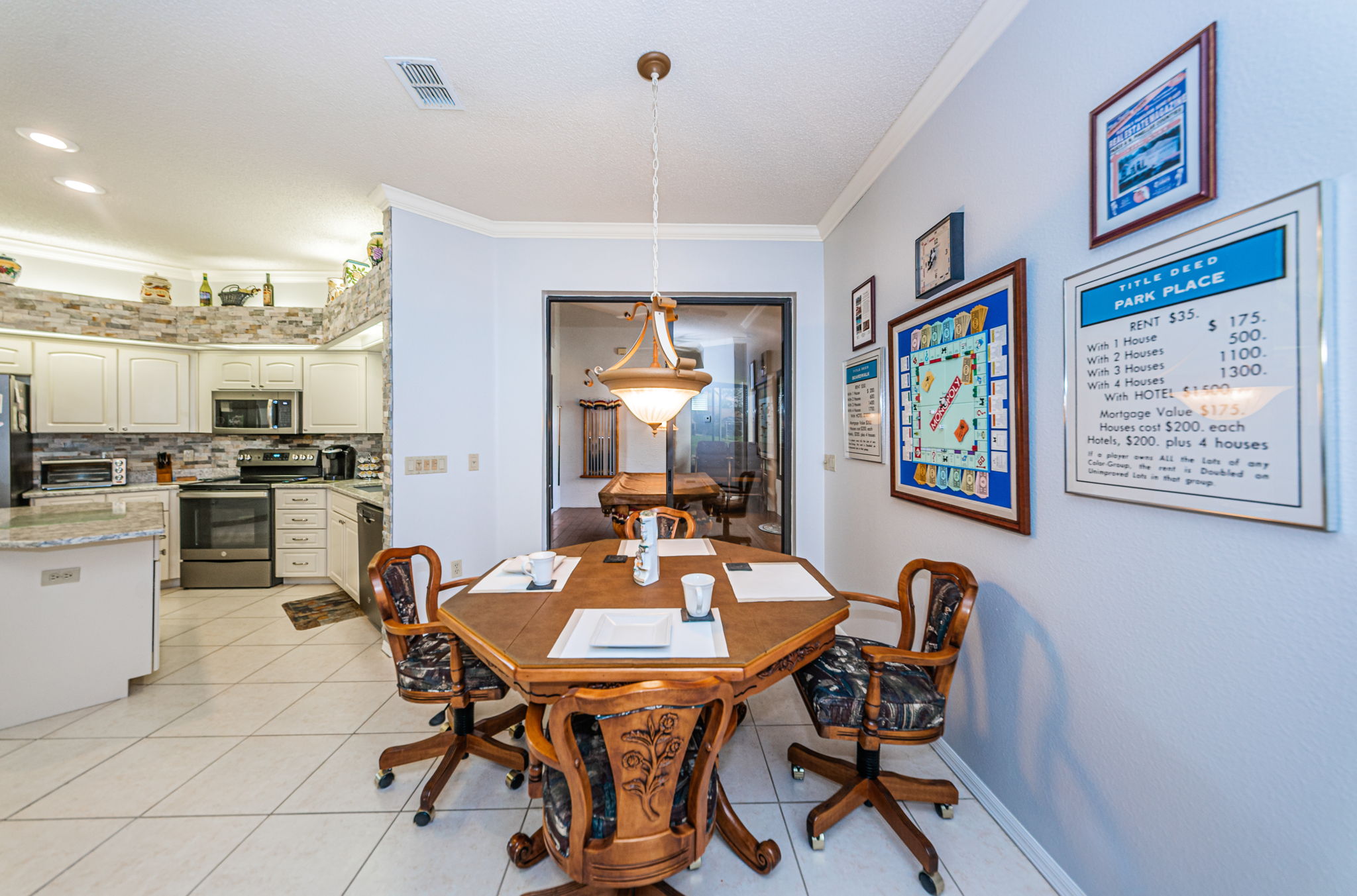 Kitchen Eat-in Area2