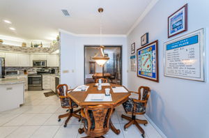Kitchen Eat-in Area2