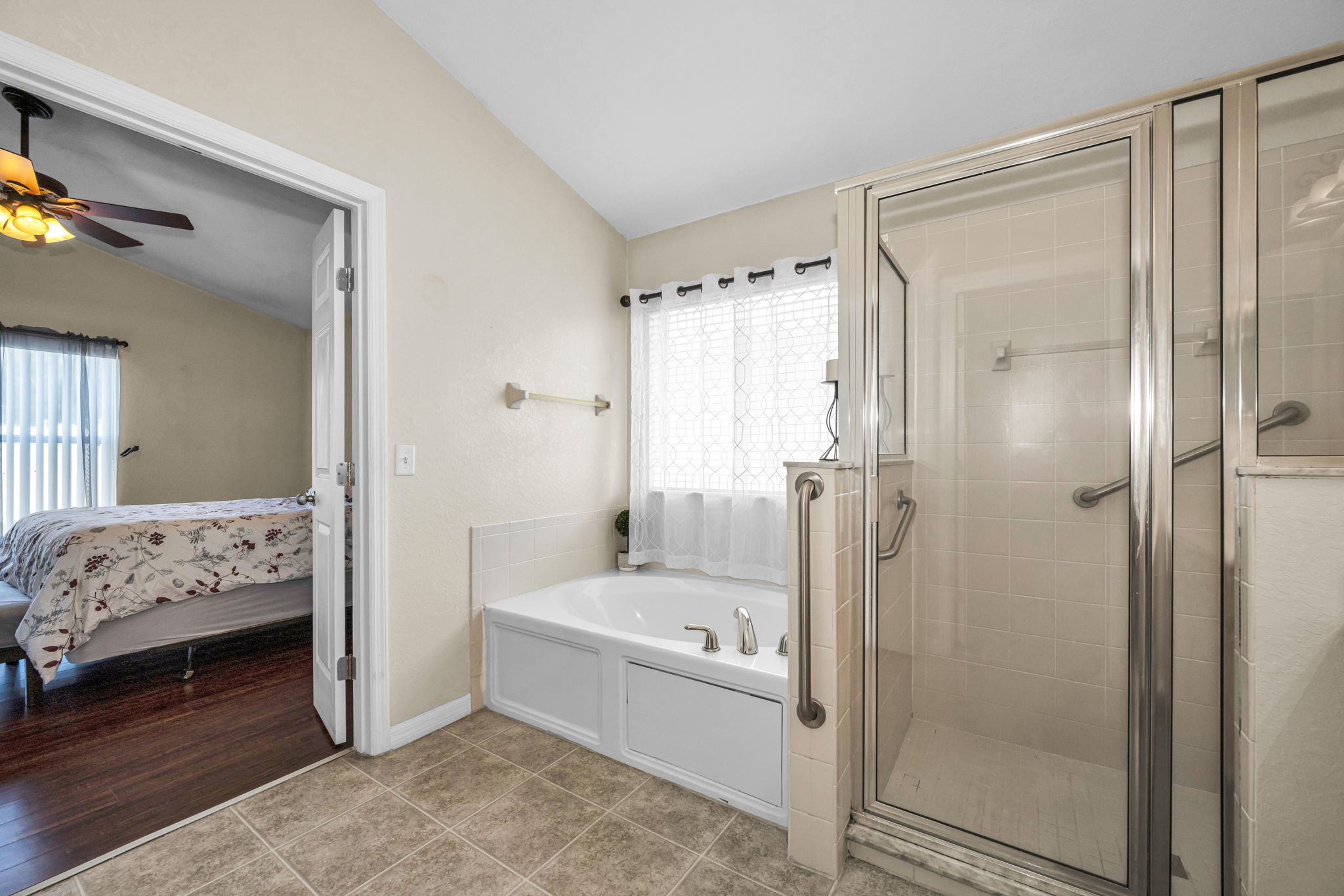 Primary Bathroom 1c