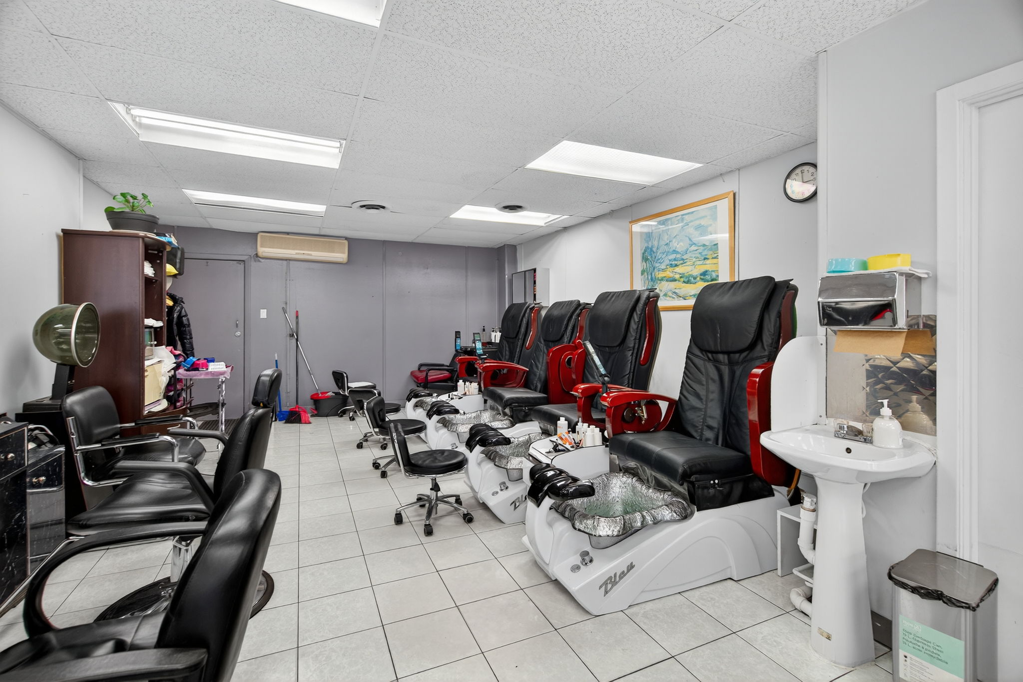 655 St Clair Ave W Toronto, ON M6C 1A7