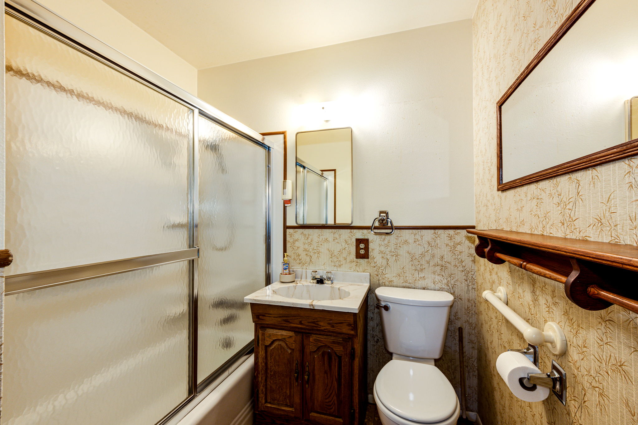 Main level full bathroom