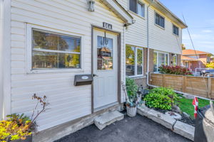 Front Porch/Entrance