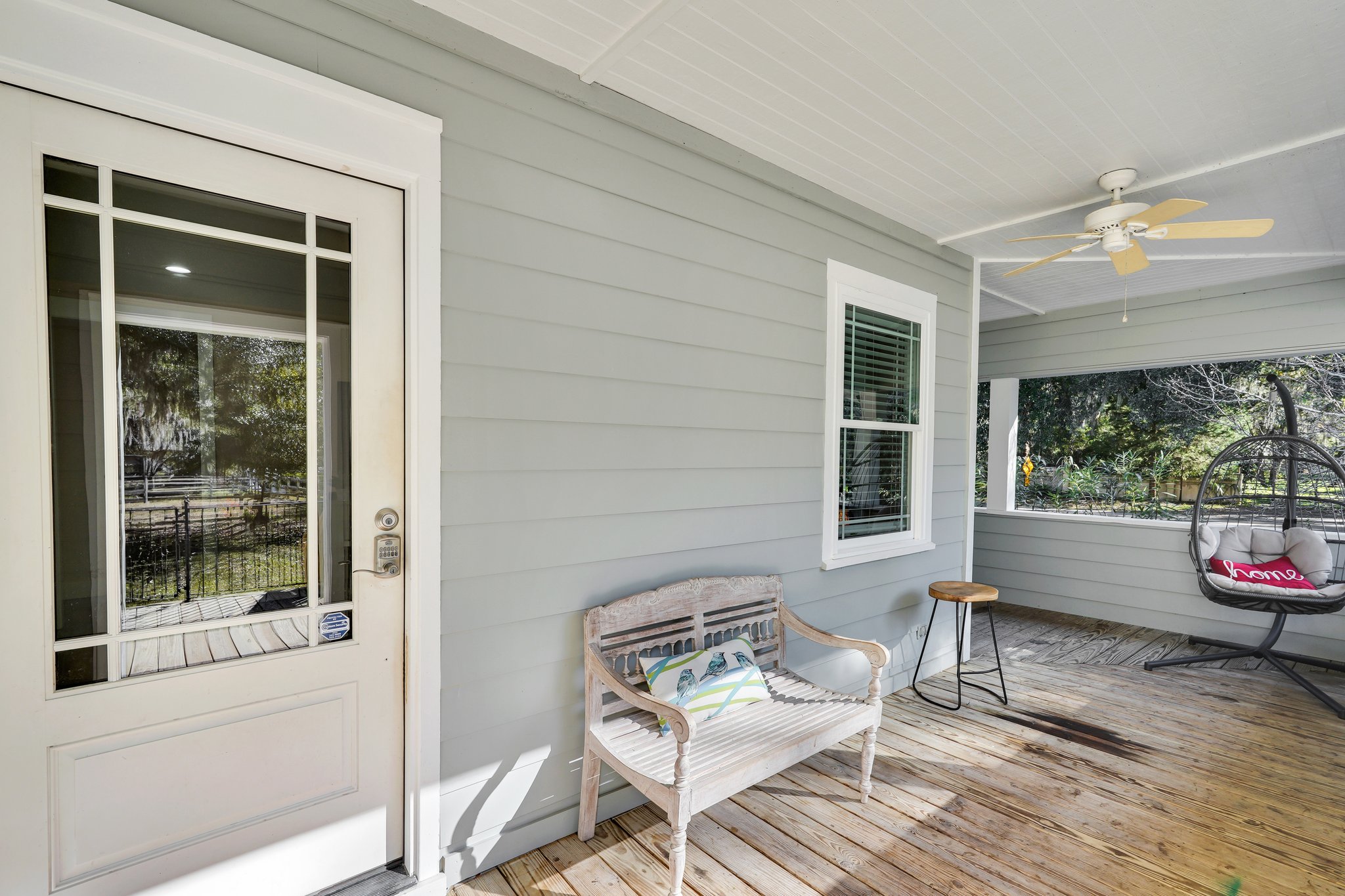 Front Porch/Entrance