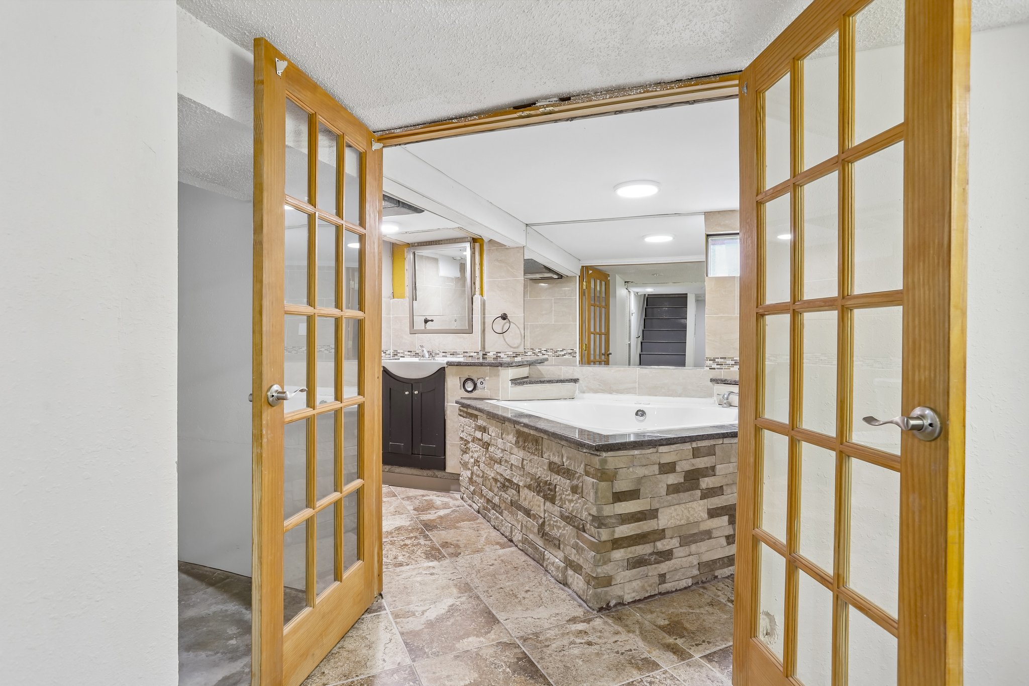 Montclair Dr-S2805-030.jpg
