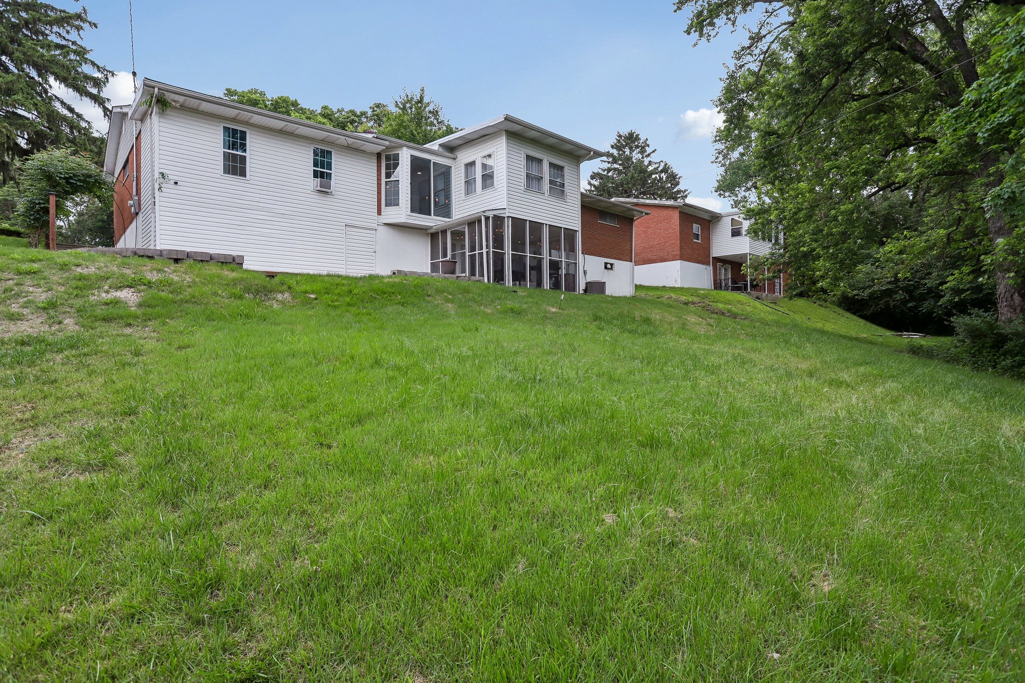 Montclair Dr-S2805-036.jpg