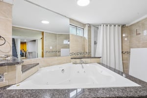 Montclair Dr-S2805-032.jpg