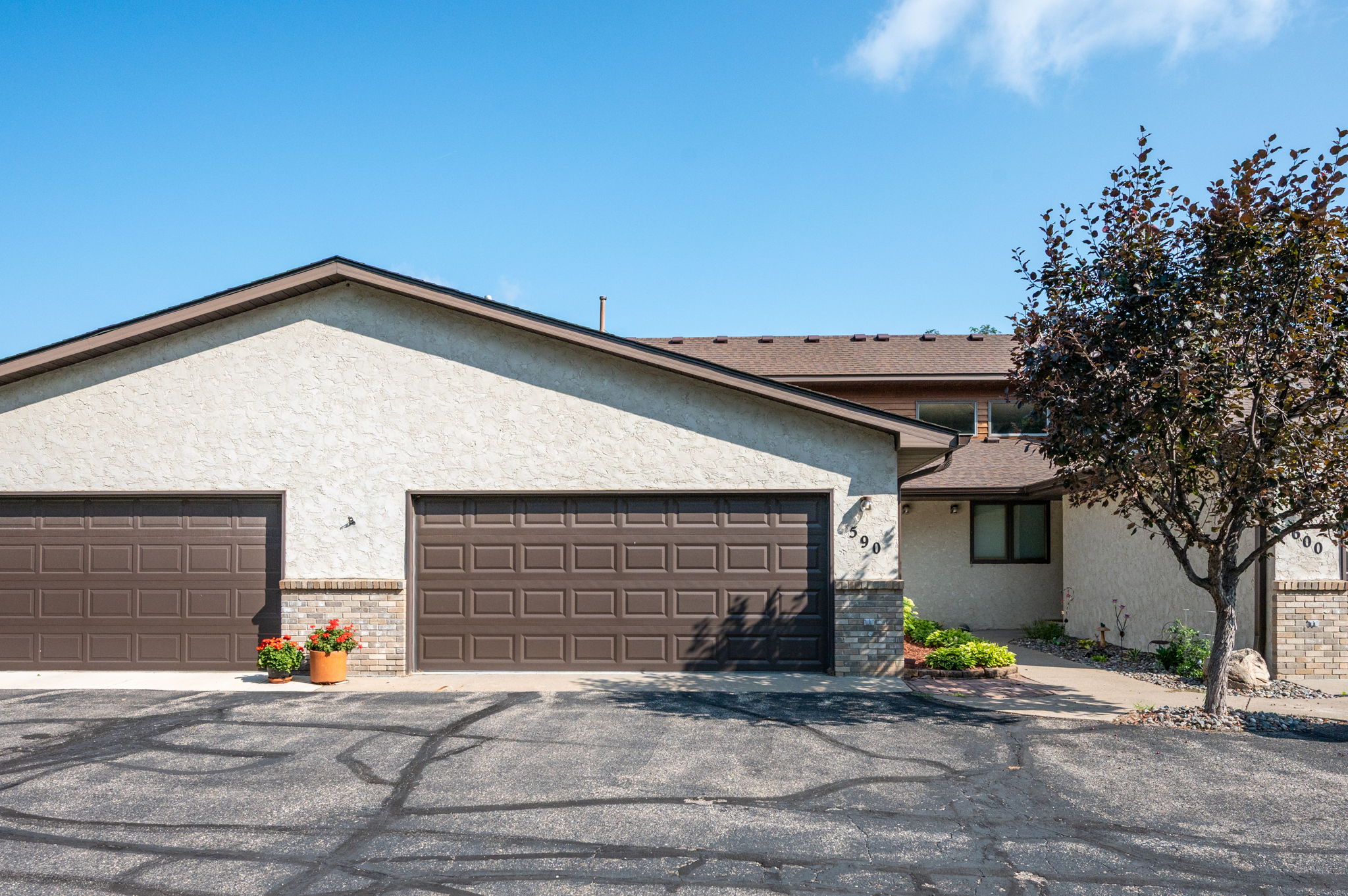 Beautiful Twinhome! NEW roof 2024