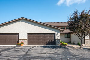 Beautiful Twinhome! NEW roof 2024