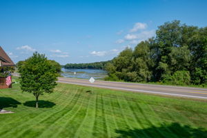 Gorgeous setting with views of Mississippi River