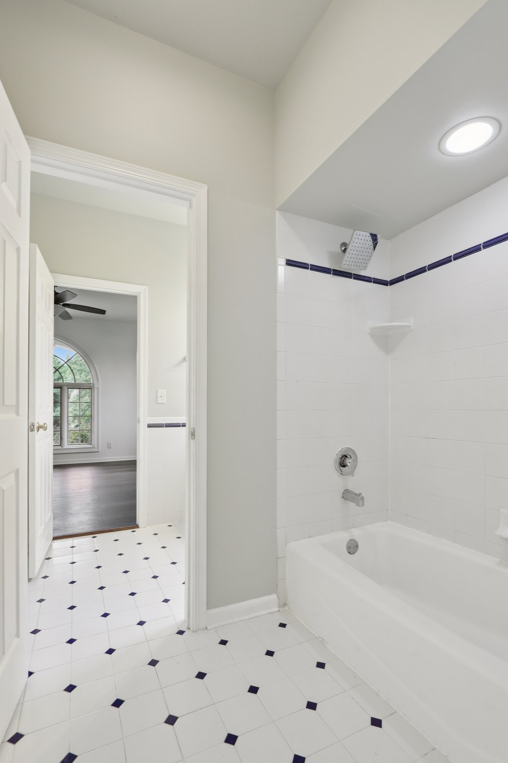Oakwood Manor Dr-S2407-1-019.jpg