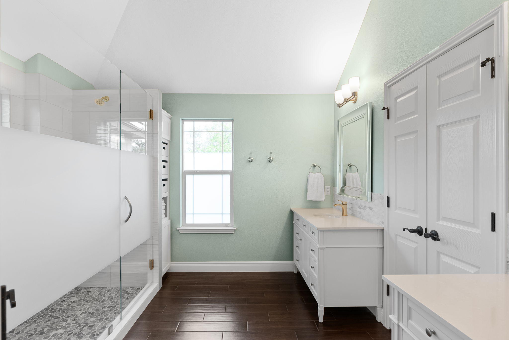 Beautifully Updated Primary Bath