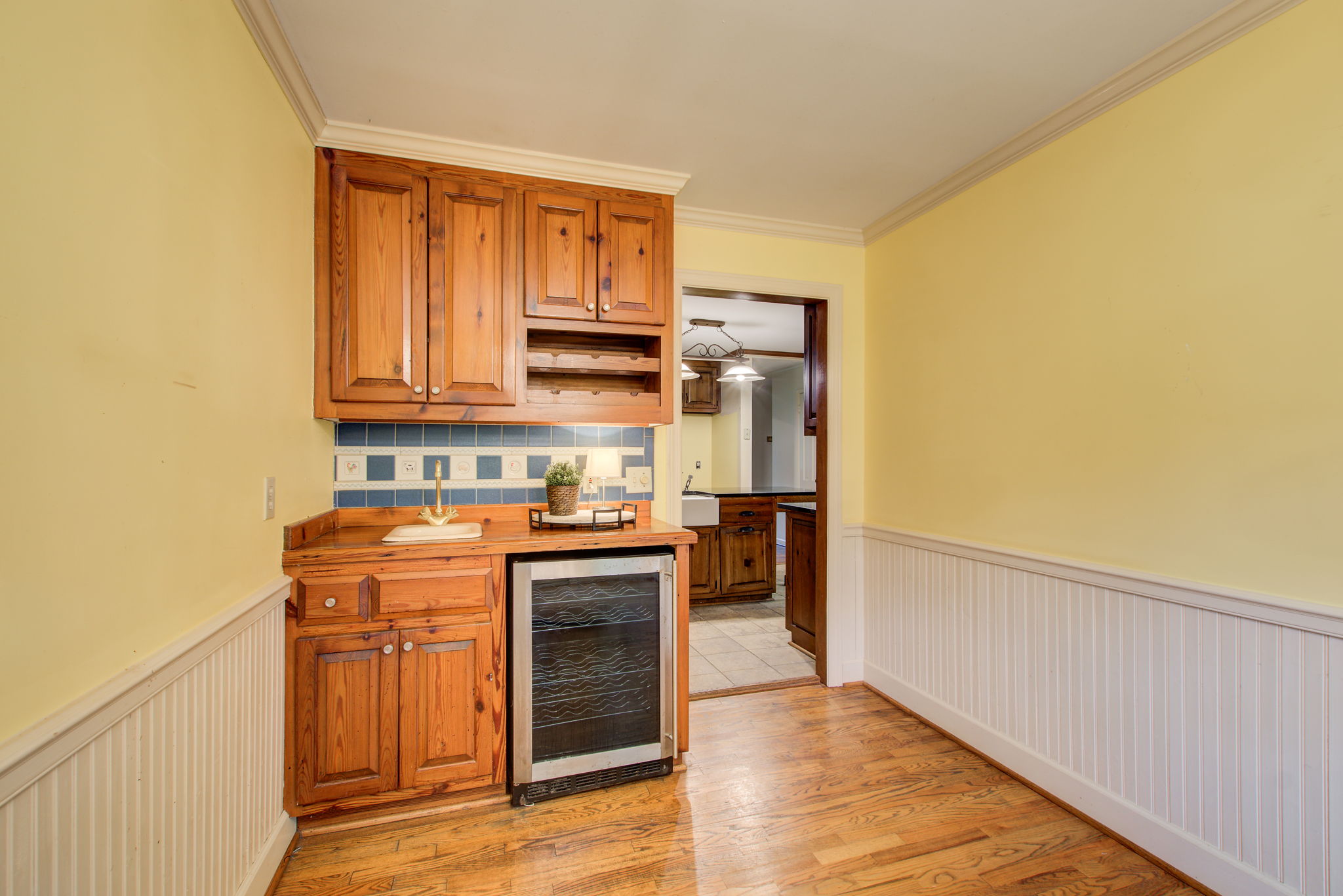 24 Breakfast Area B w Kitchen