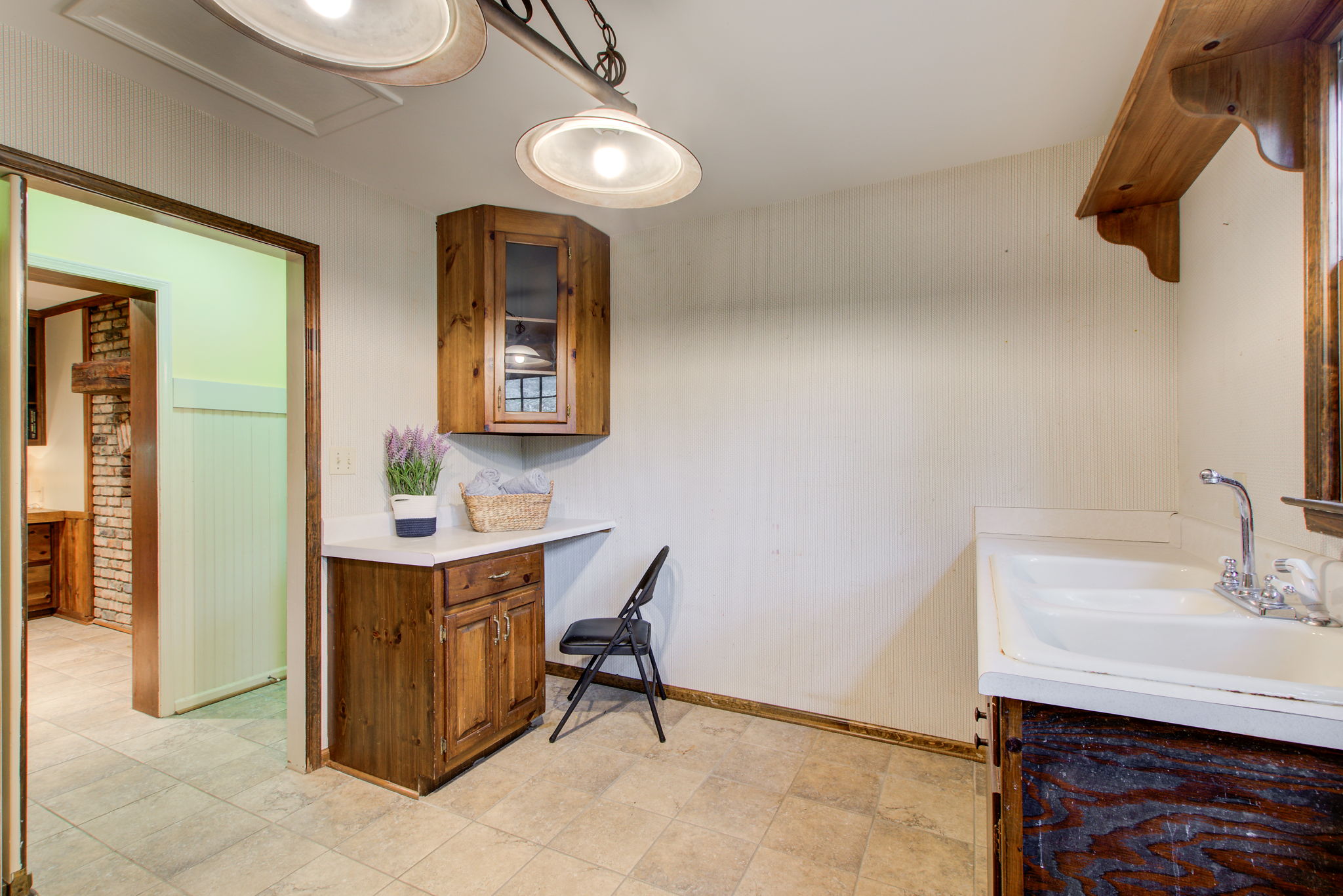 28 Utility Room B w Kitchen