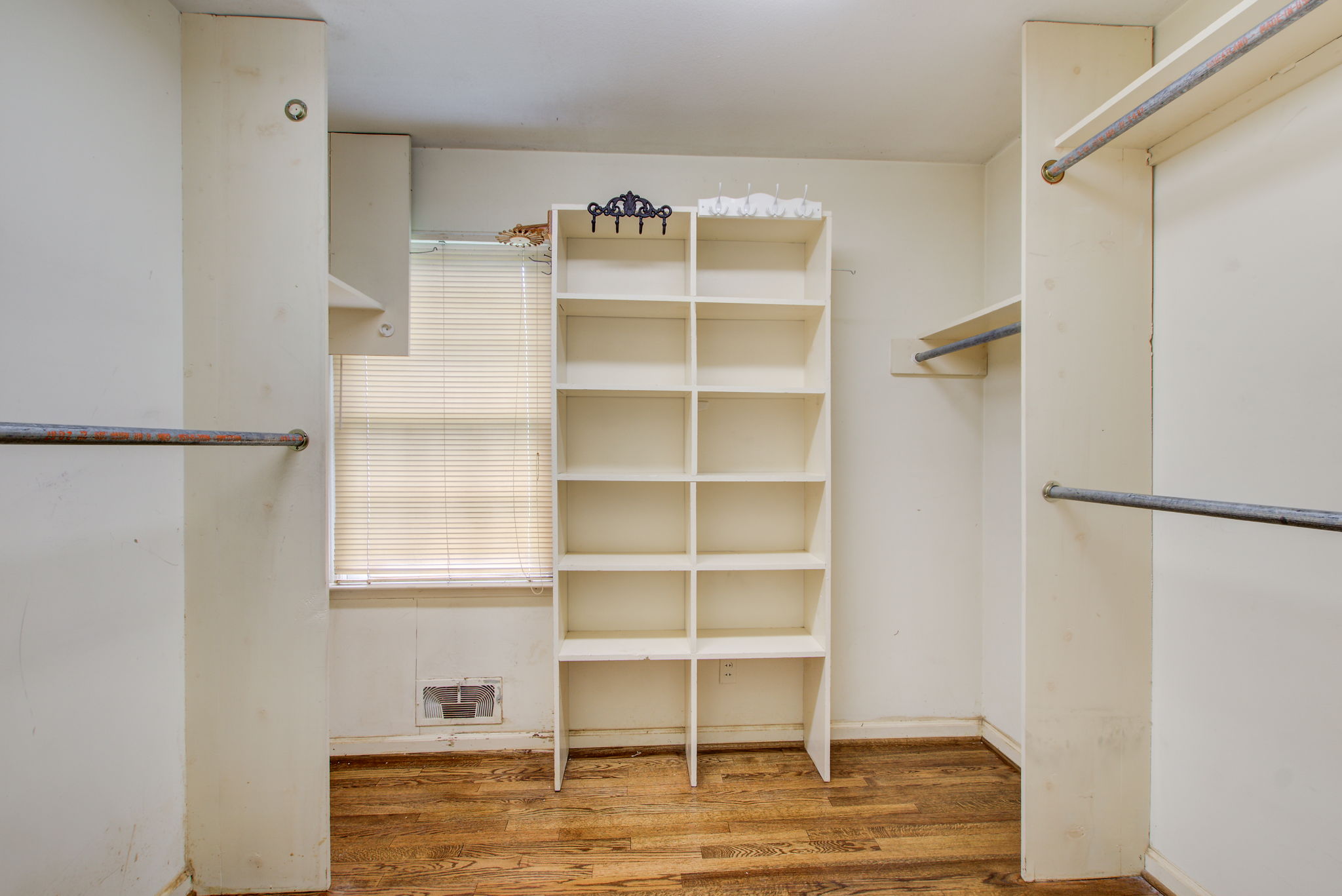 40 Main BR Walk In Closet