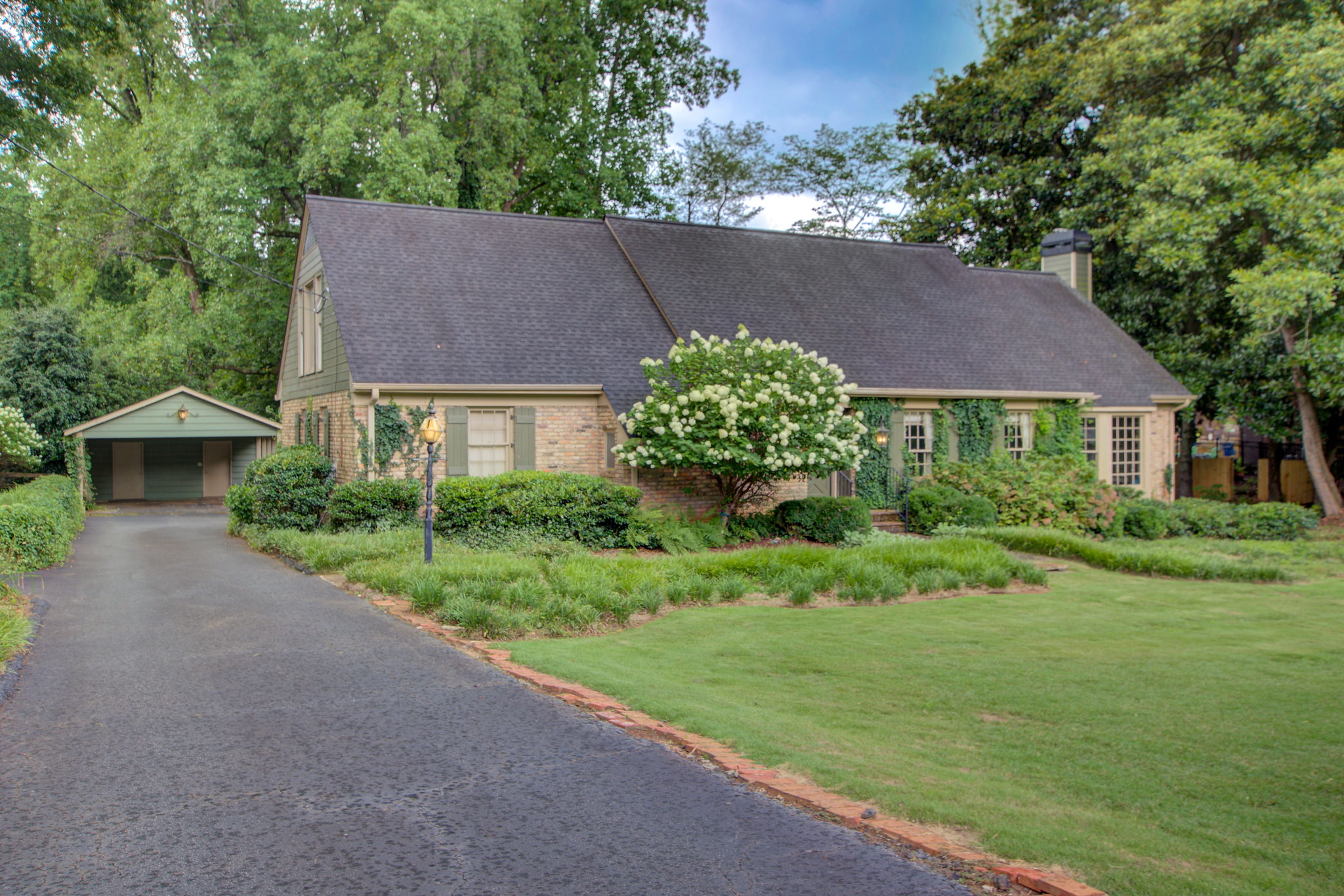 51 Exterior Side + Front w Driveway