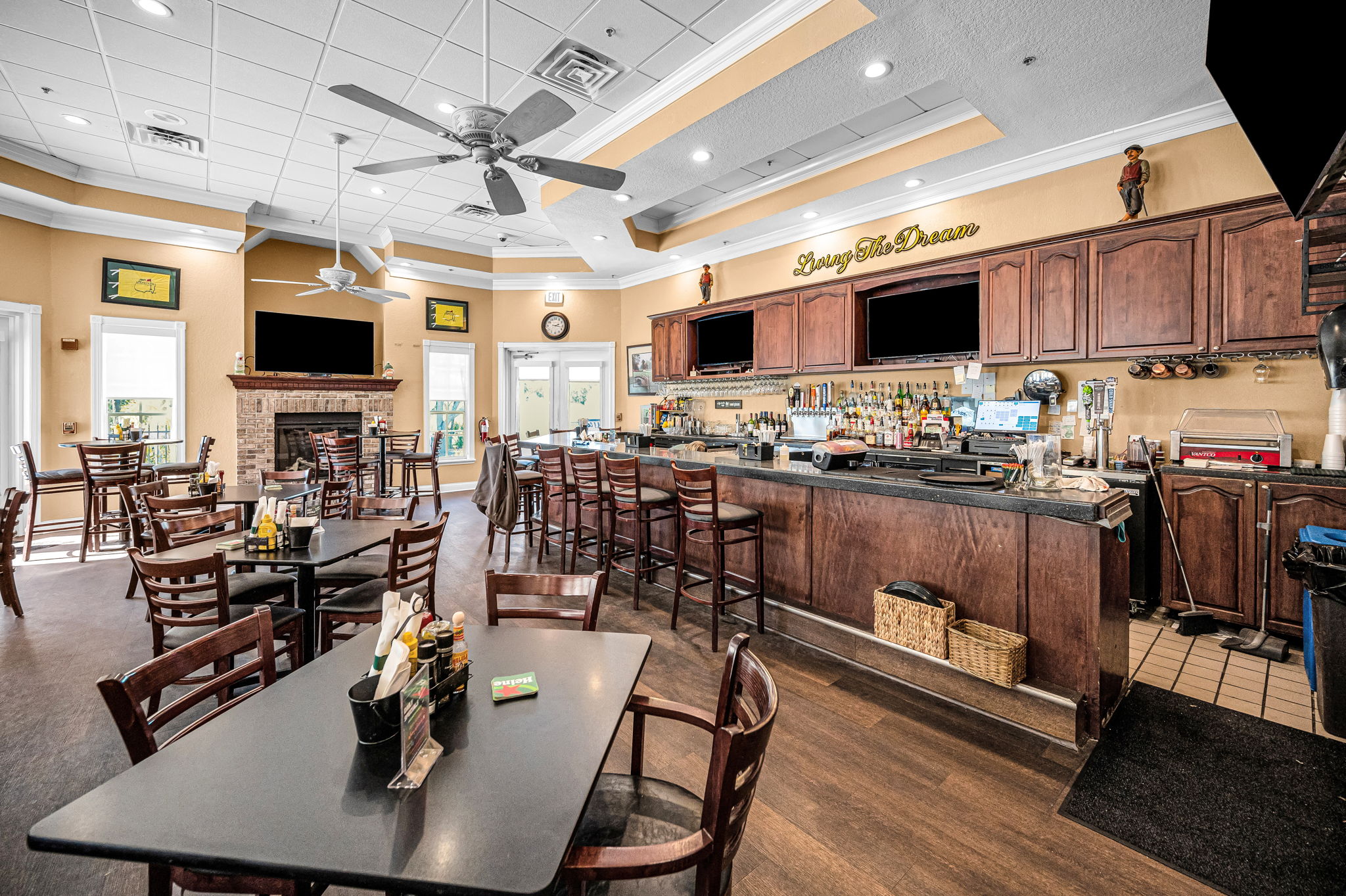 Clubhouse Bar12