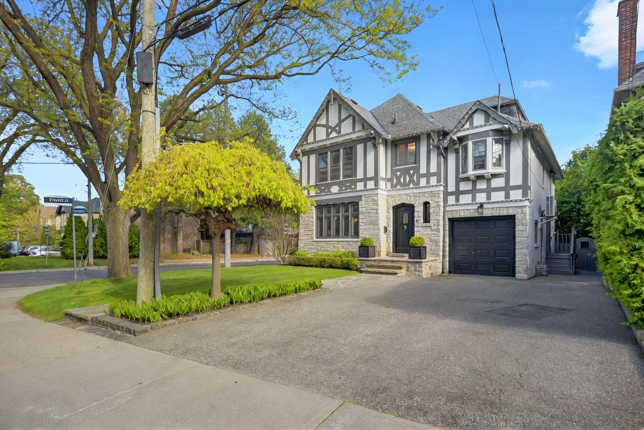 67 Chatsworth Dr Toronto, ON M4R 1R8