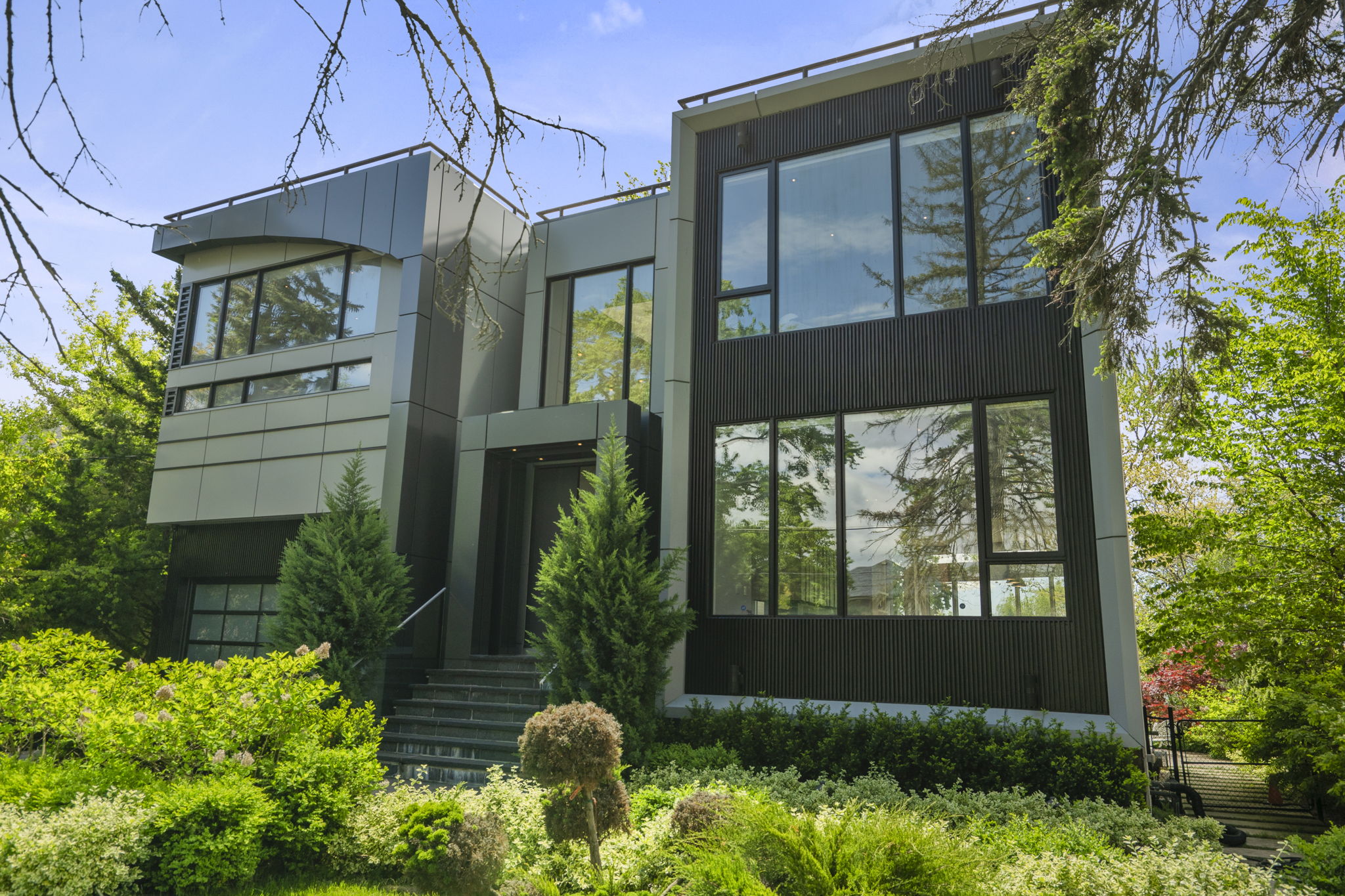 67 Lake Promenade Toronto, ON M8W 1A3