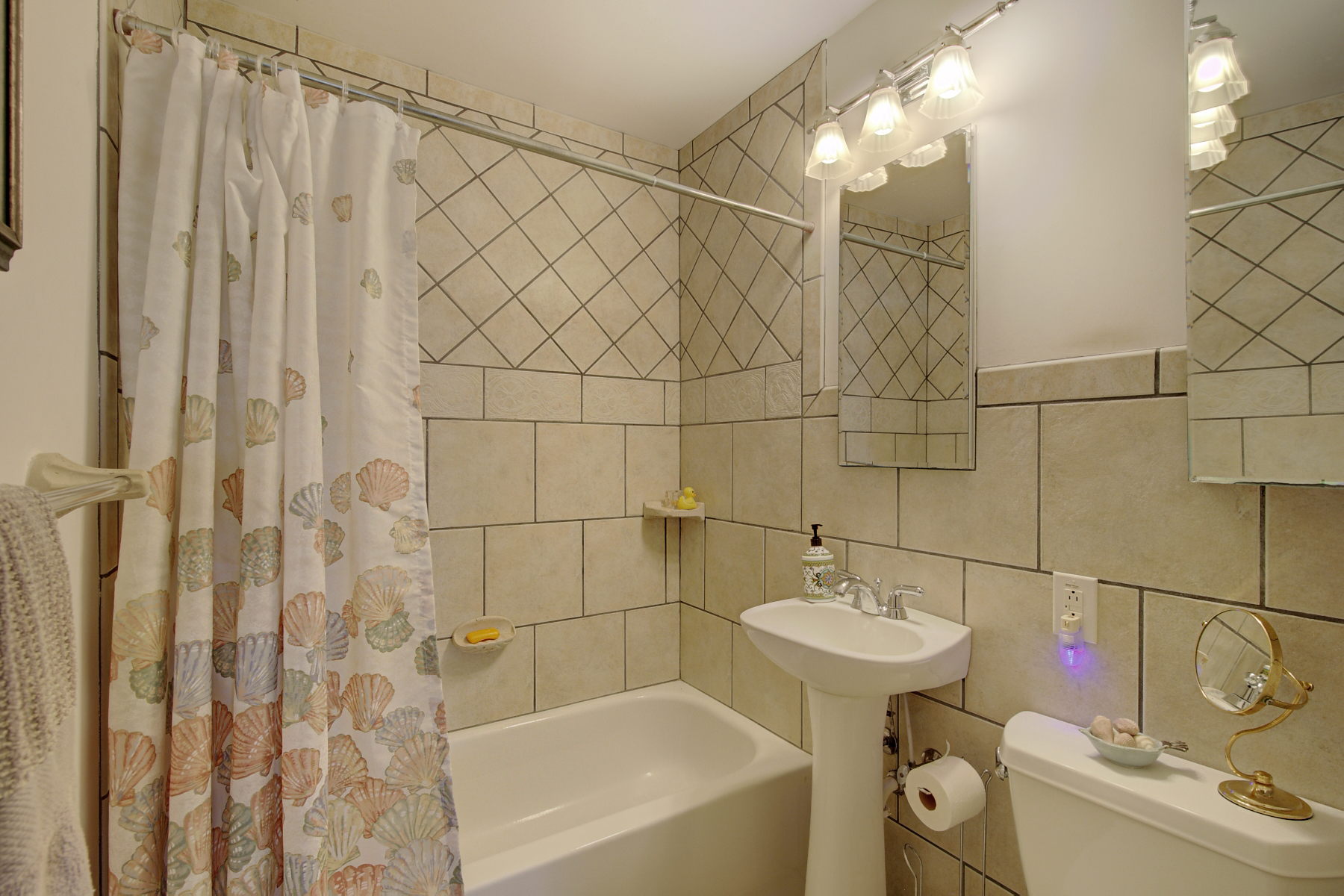 Updated Guest Bath with tile to the ceiling and floors