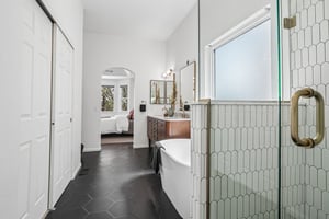 Clarendon Dr-S2304-038.jpg