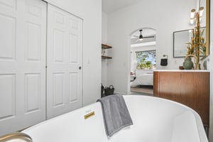 Clarendon Dr-S2304-040.jpg