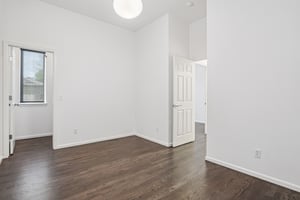 Clarendon Dr-S2304-047.jpg